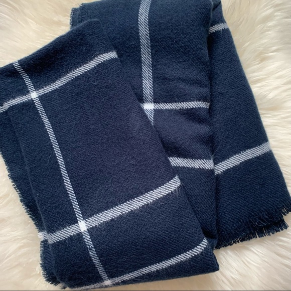 Banana Republic | Large Windowpane Scarf - Picture 6 of 6